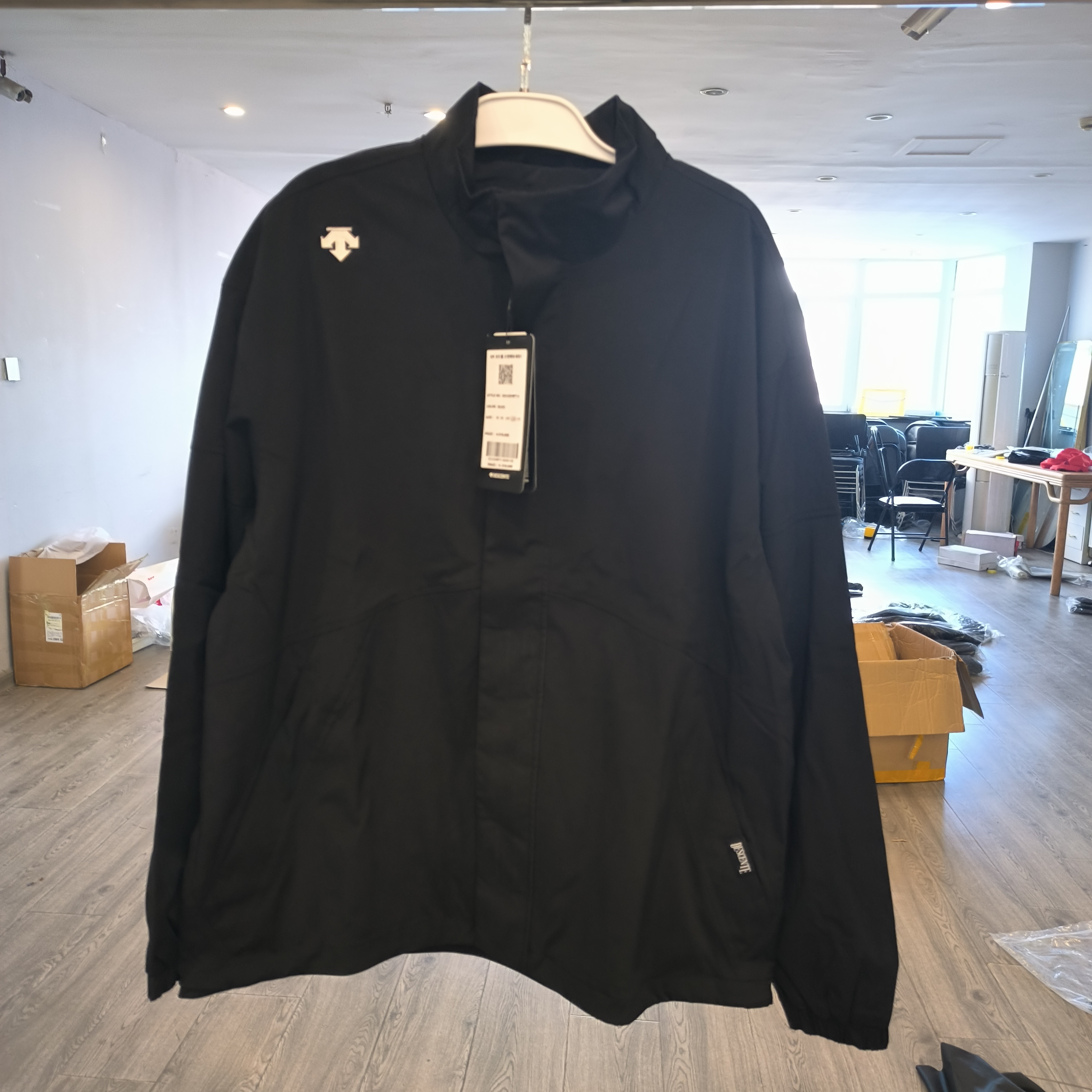 迪桑特DESCENTE硬面刺绣冲锋衣UWT11