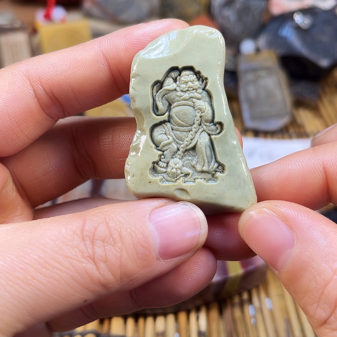 新疆原石雕刻手把件