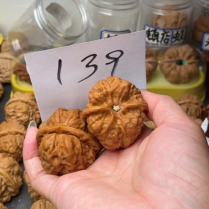 东***红核桃蛤蟆的眼睛也很漂亮