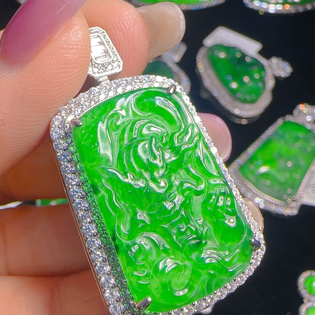 翡翠吊坠(赠链)未镶嵌