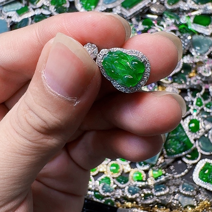 翡翠颈饰未镶嵌天然A货翡翠放漏