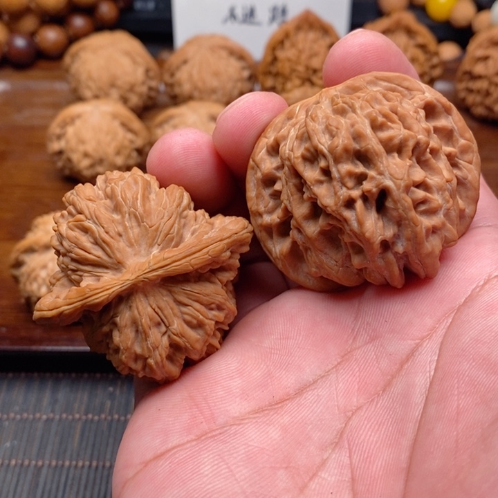 文玩核桃吊坠四座楼47尺红皮有修
