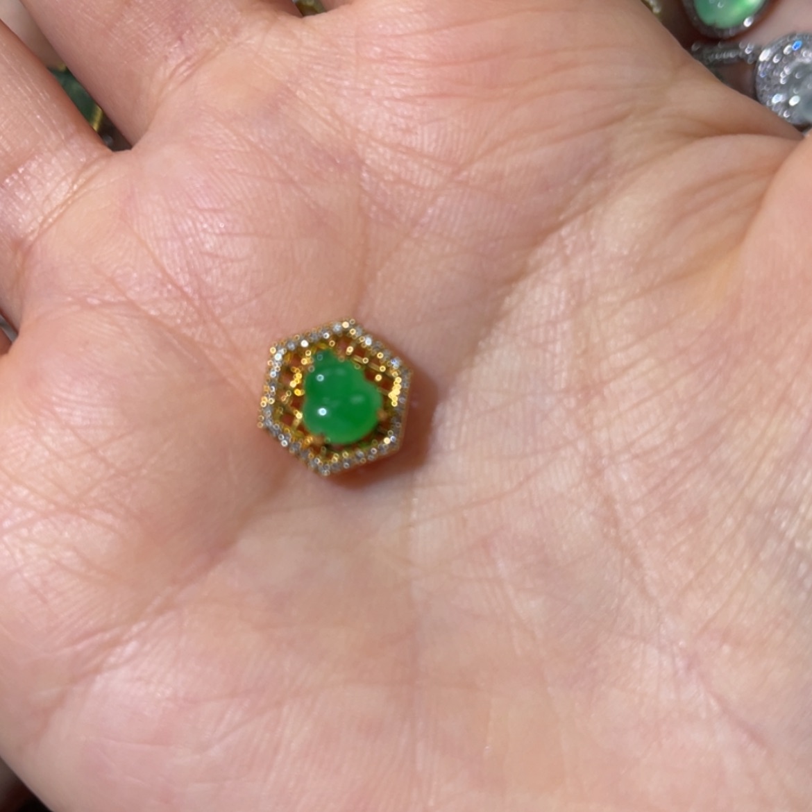 【闪购商品】颈饰18K金镶嵌翡翠T*