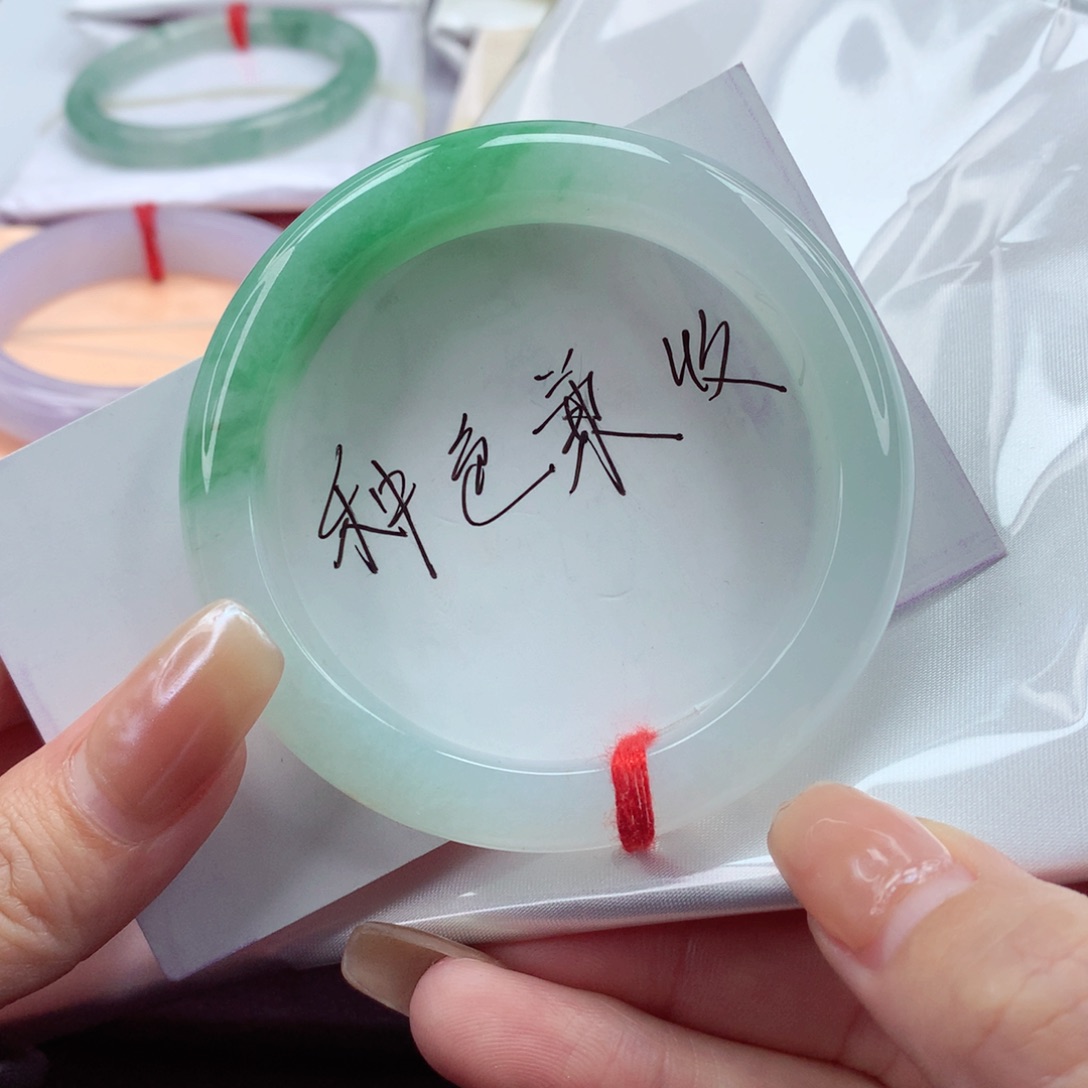 翡翠手镯未镶嵌54圈口 细腻果冻胶底半山半水带一抹绿