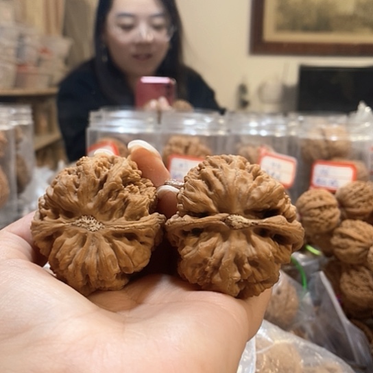 文玩核桃吊坠S****j大粗筋有水尖