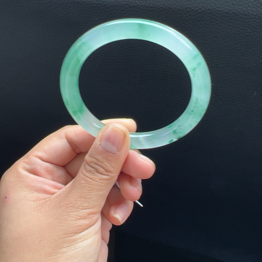 阿***玮石英质玉未镶嵌手镯