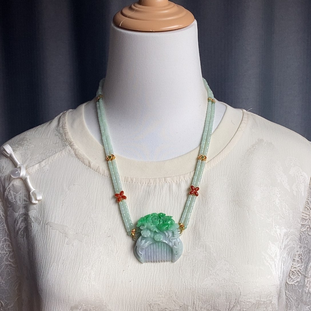 翡翠未镶嵌吊坠(赠链)