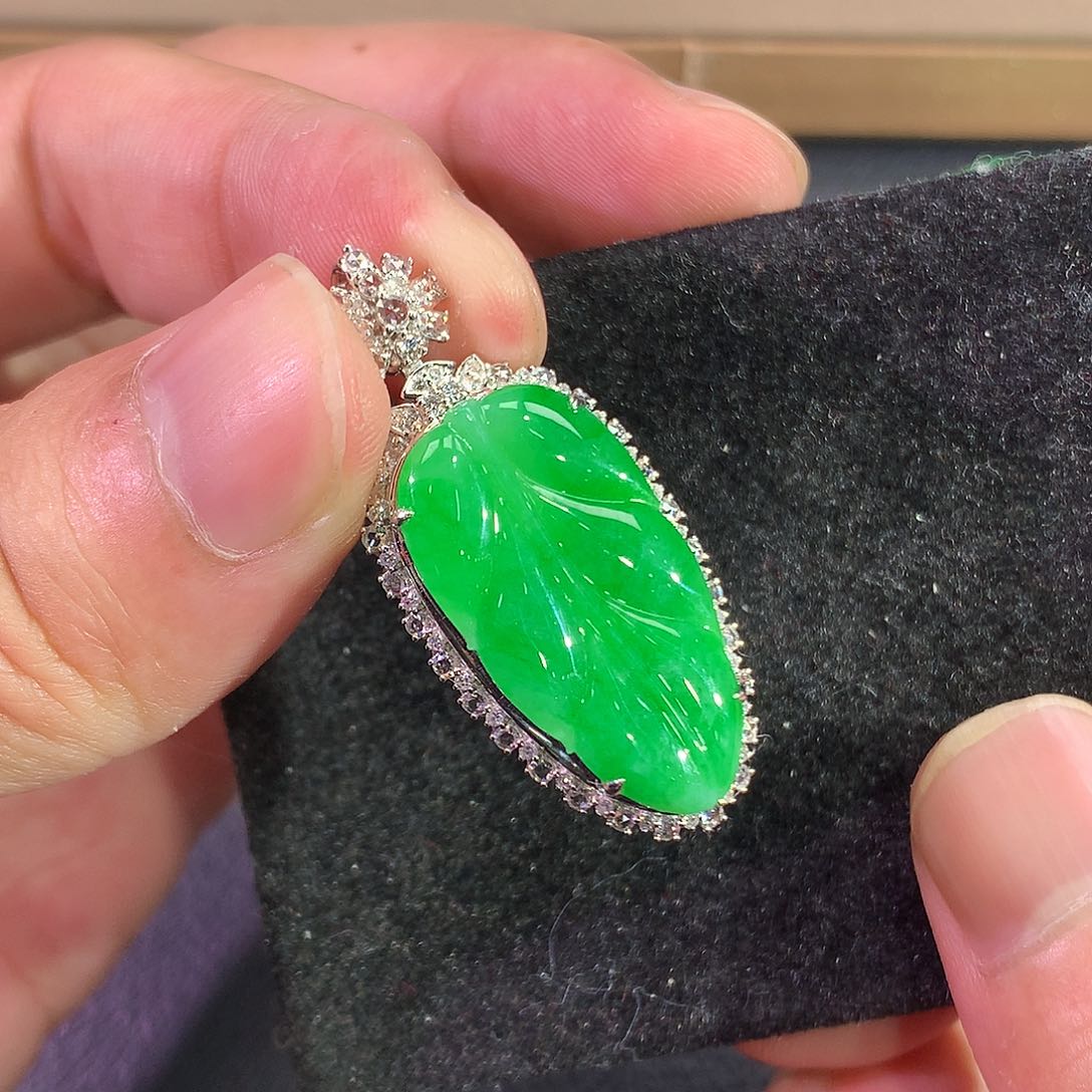 翡翠吊坠(赠链)18K金镶嵌