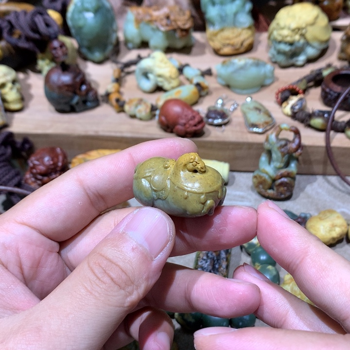 未镶嵌岫岩河磨玉（透闪石质玉）挂件