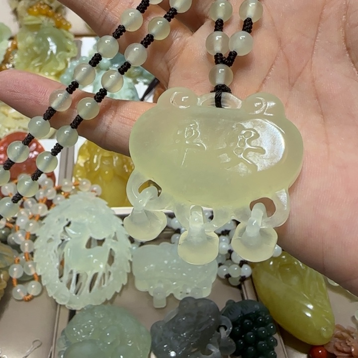 蛇纹石玉吊坠未镶嵌