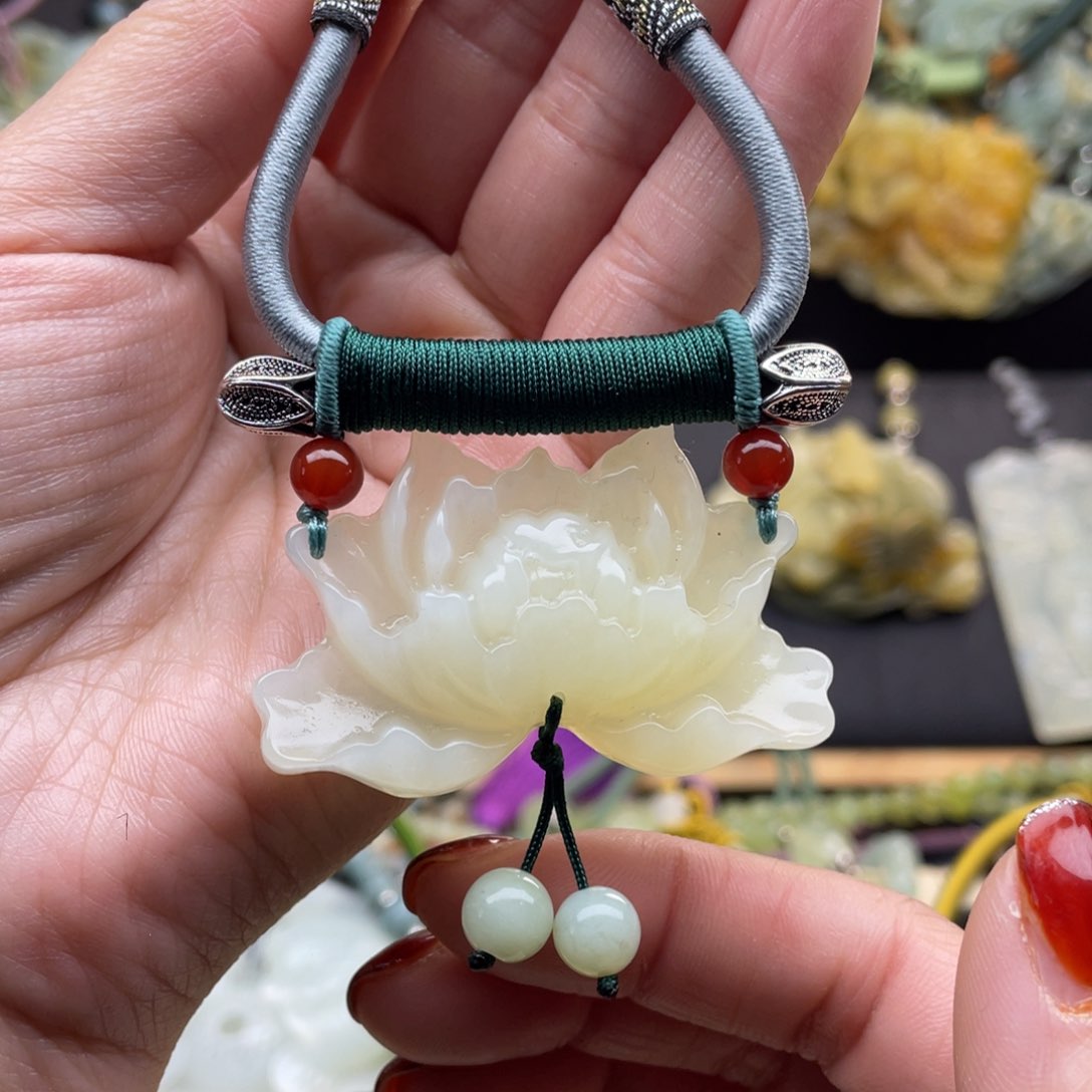 蛇纹石玉颈饰未镶嵌