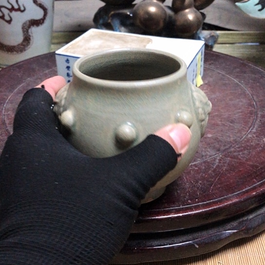 吴***元瓷陶瓷的设计师是一个