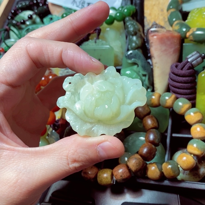 蛇纹石玉颈饰未镶嵌