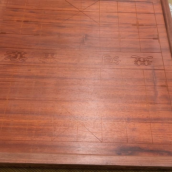 绒质红色微瑕疵的棋盘桌