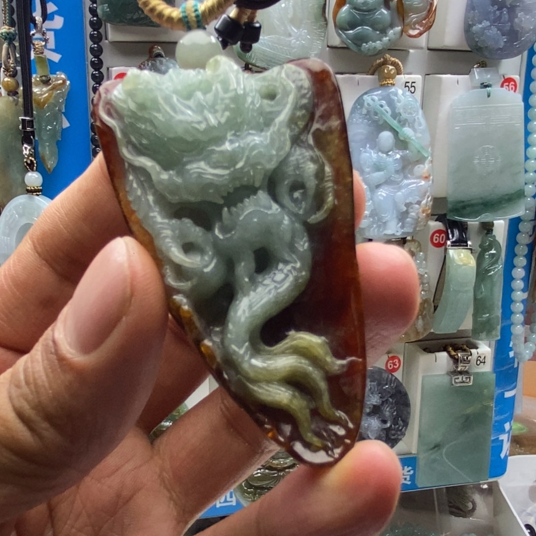 翡翠未镶嵌颈饰龙