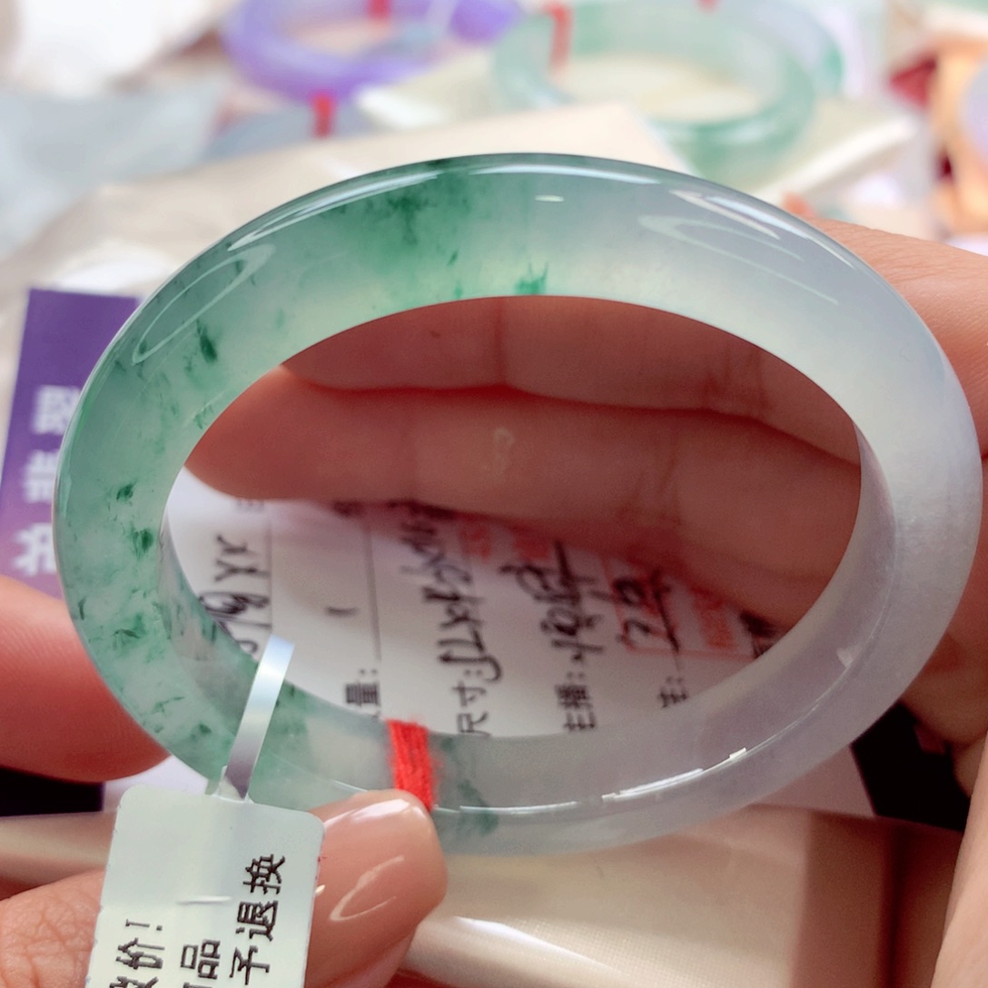 翡翠手镯（贵妃镯）未镶嵌万****?师妹