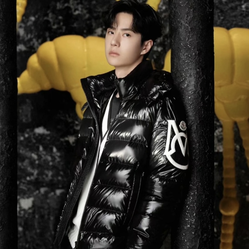 未使用 MONCLER 黑色条纹双峰厚款连帽羽绒服王一博同款