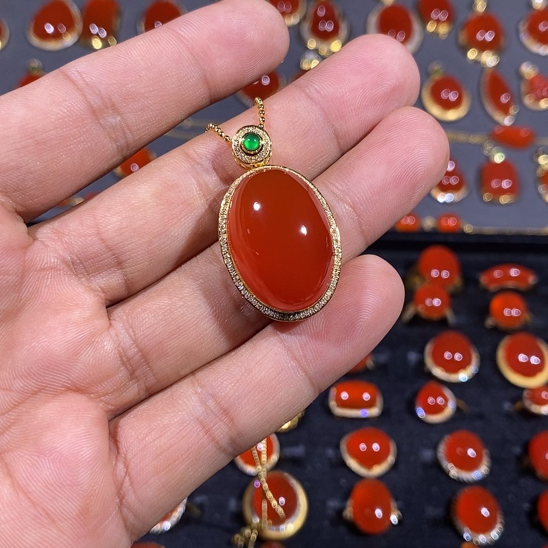 南红玛瑙颈饰18K金镶嵌一**李