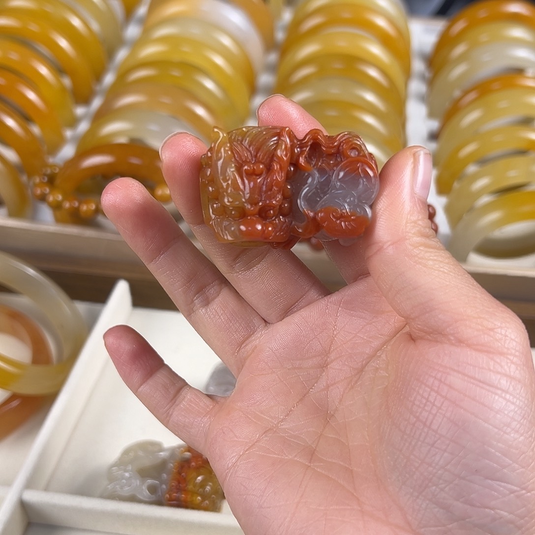 与***辉非金属龙头貔貅吊坠