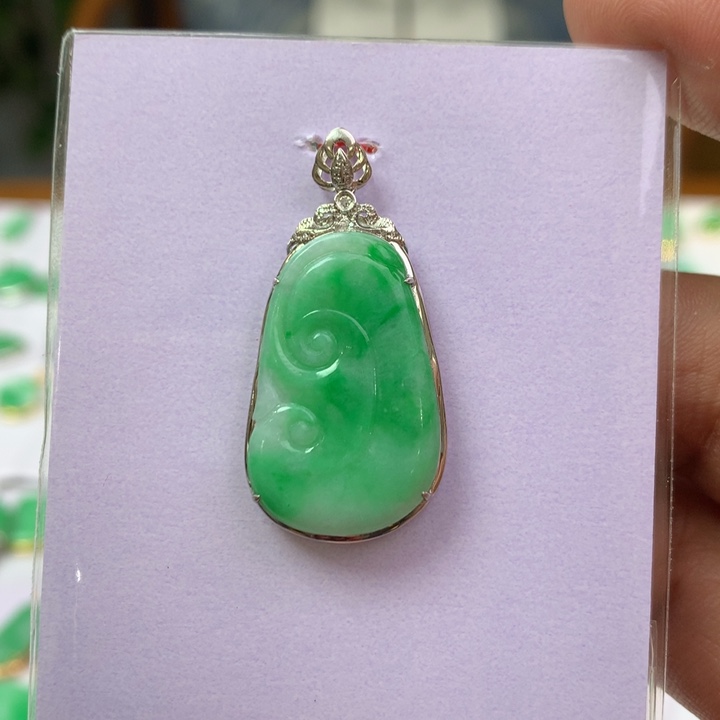 翡翠颈饰18K金镶嵌翡翠