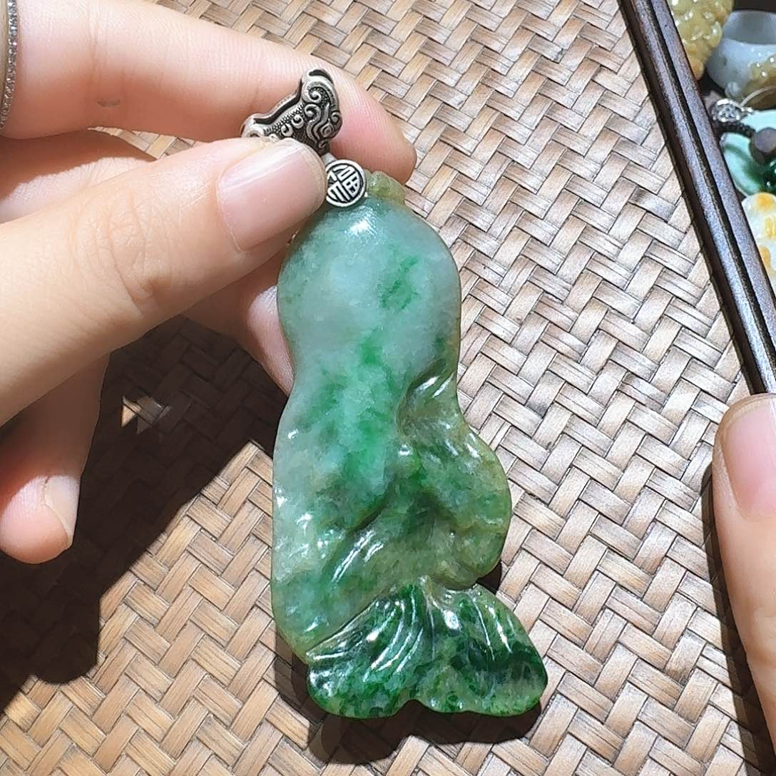 颈饰未镶嵌翡翠个性十足