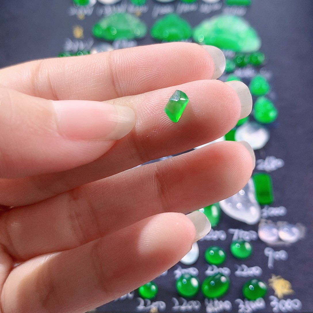 【闪购商品】翡翠颈饰未镶嵌切割