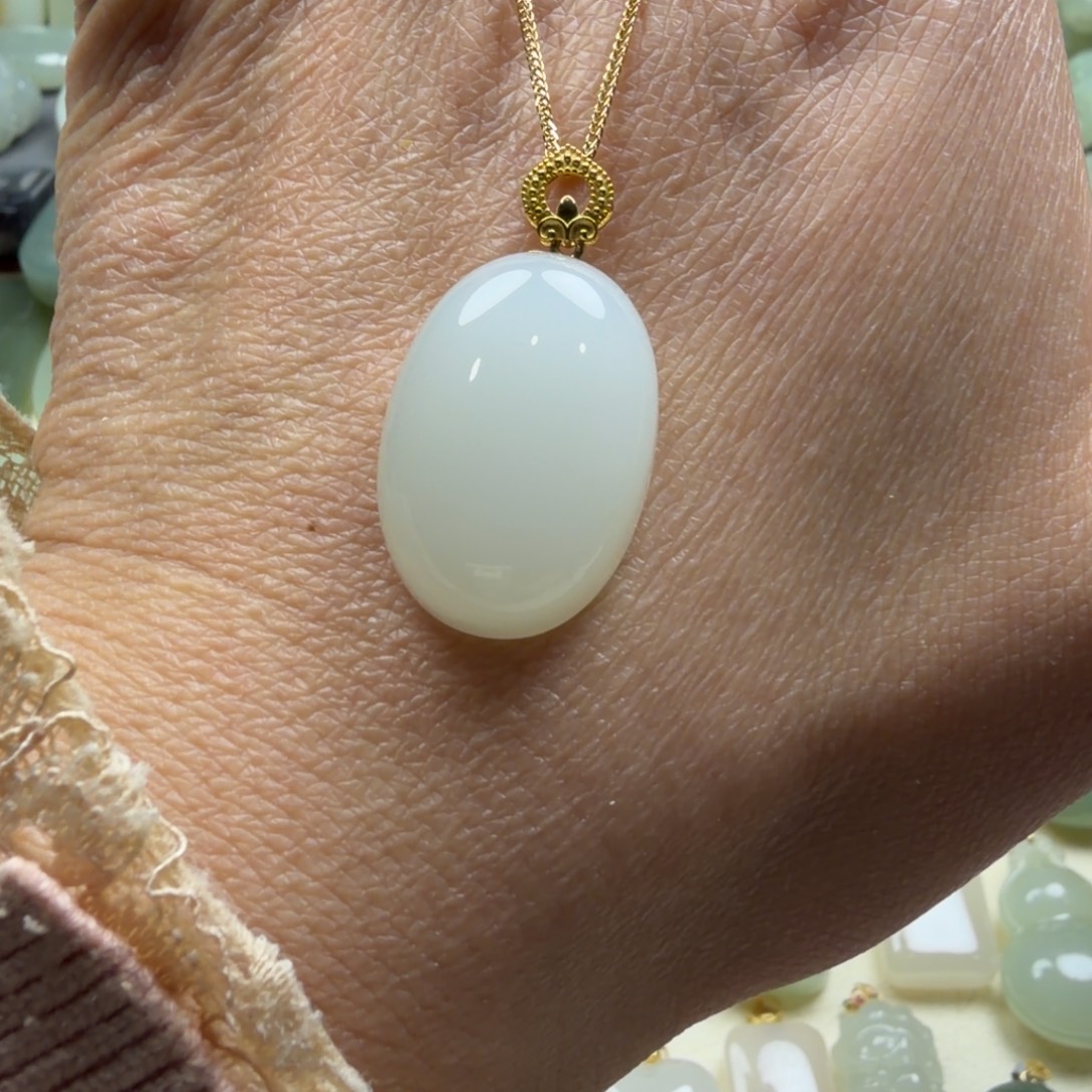 和田玉18K金镶嵌颈饰