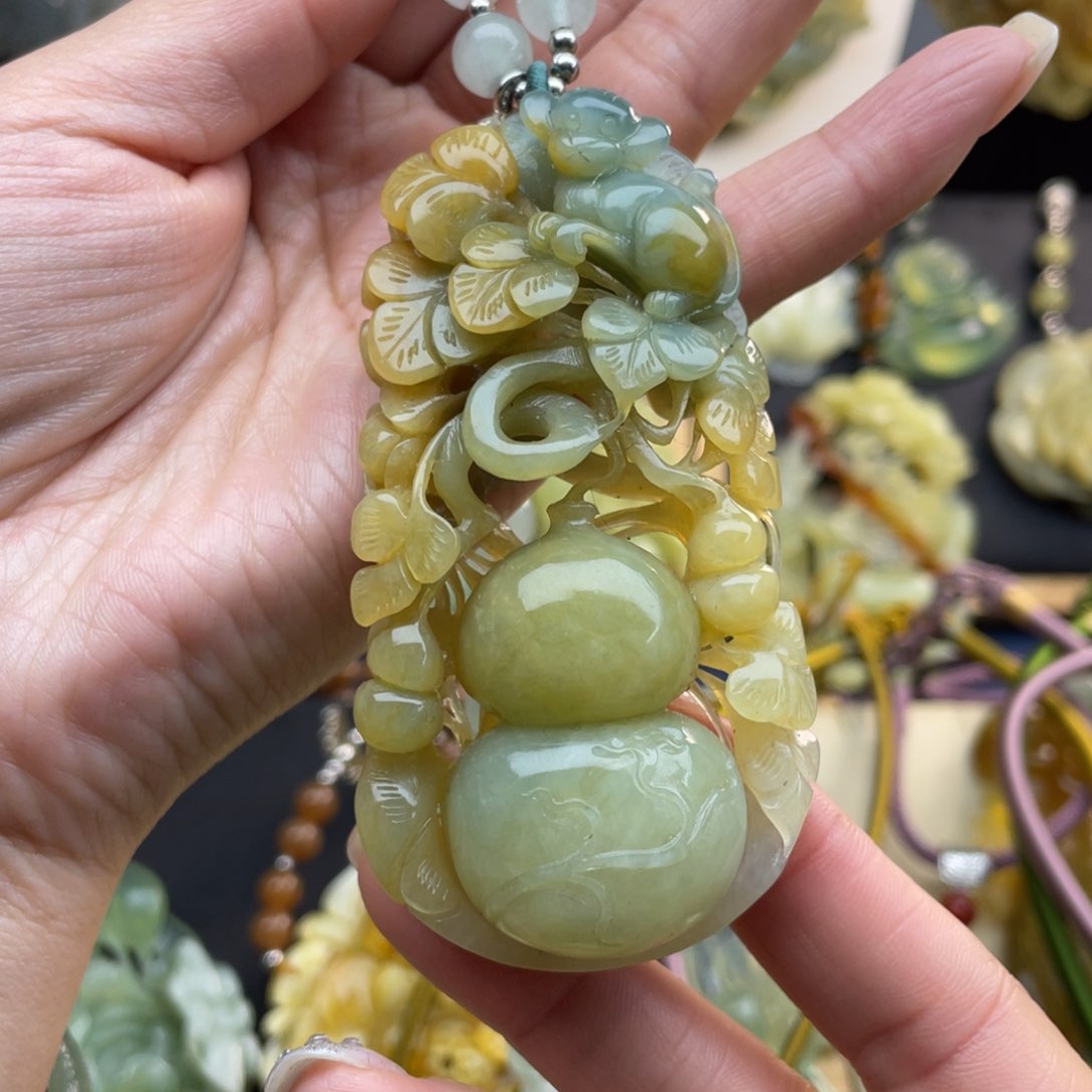 蛇纹石玉颈饰未镶嵌