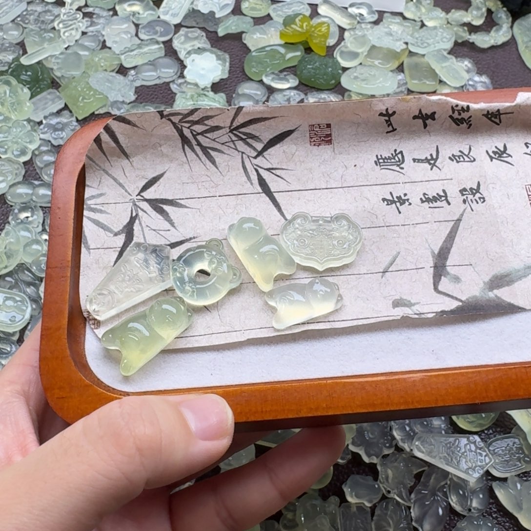 松***帅蛇纹石玉合金颈饰