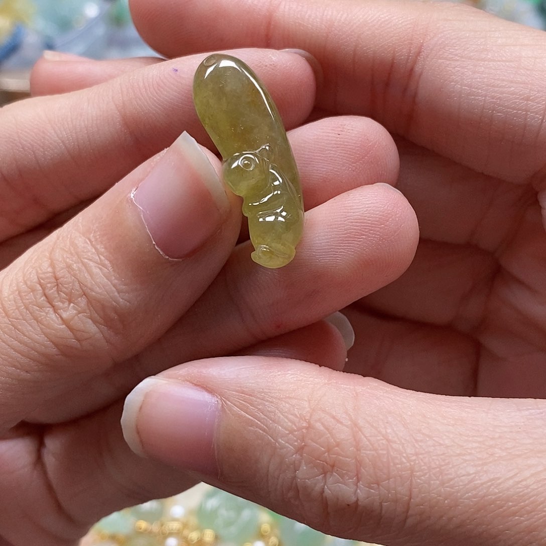 翡翠颈饰未镶嵌闪