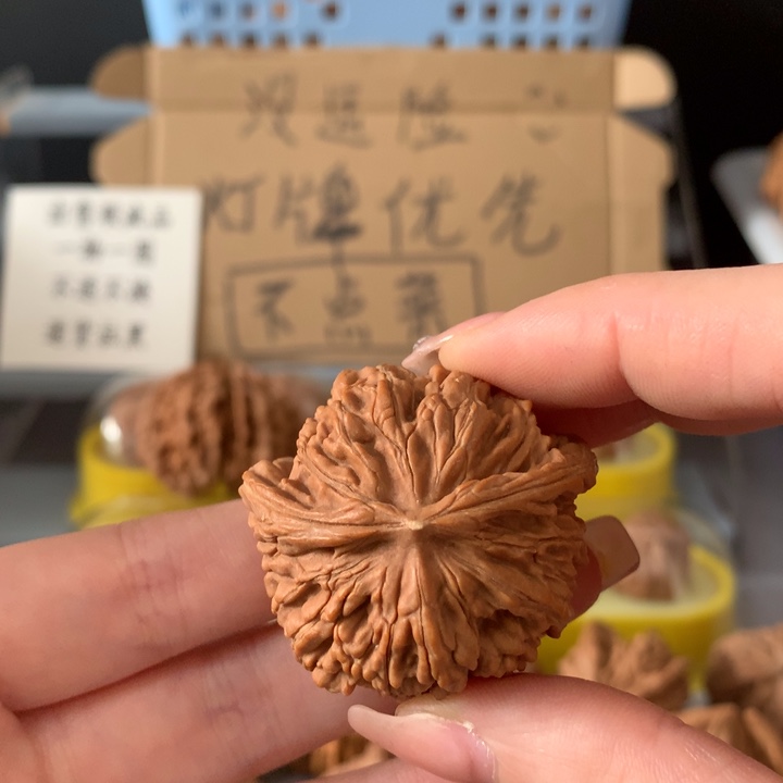 加***鲁吊坠文玩核桃异形单只，有瑕疵