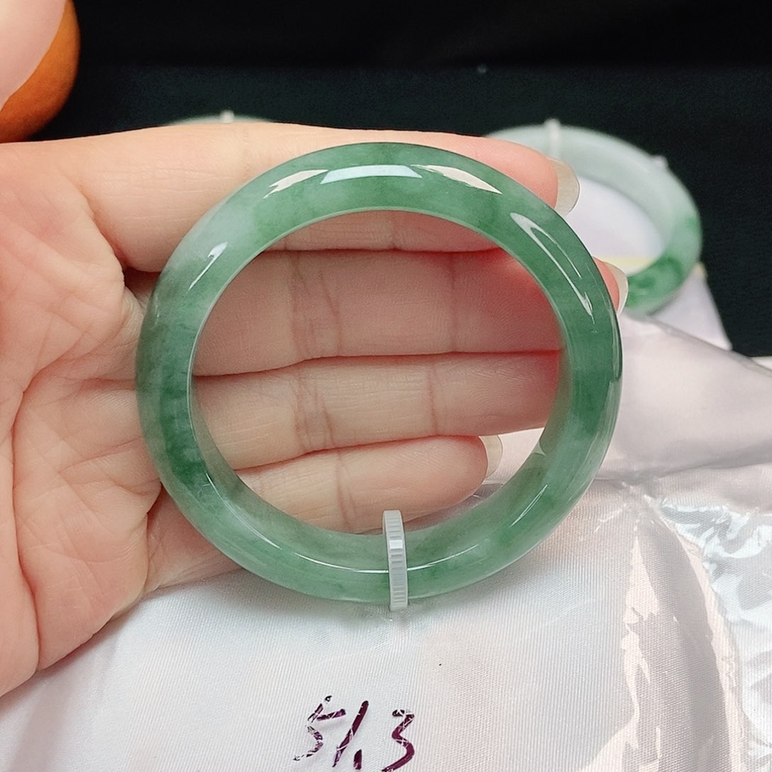 翡翠手镯未镶嵌正圈