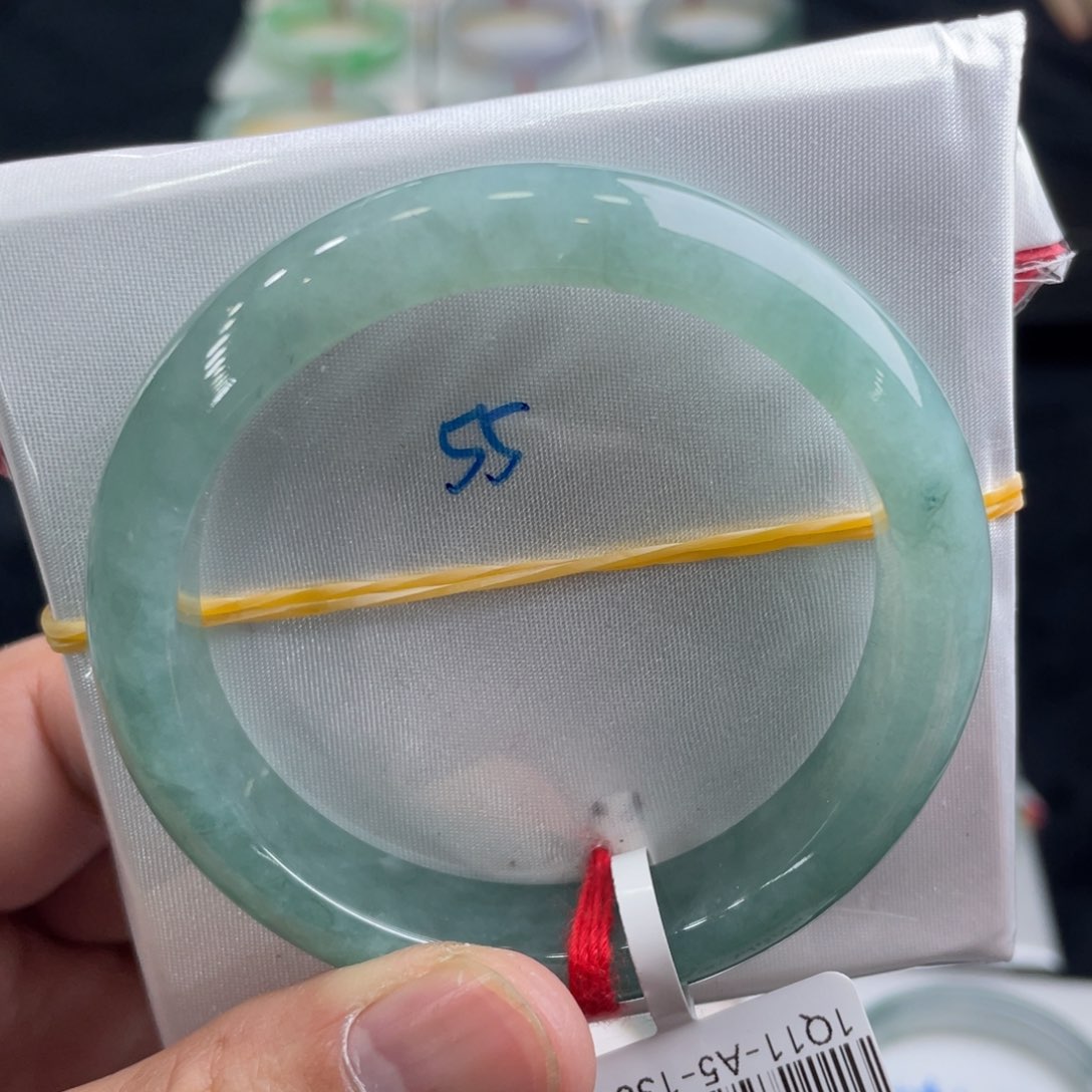 翡翠手镯未镶嵌翡翠手镯