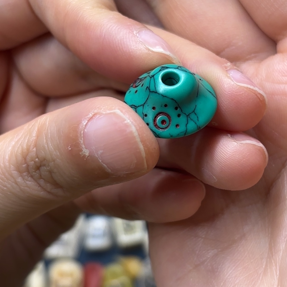 配饰和化妆等工序制作成了