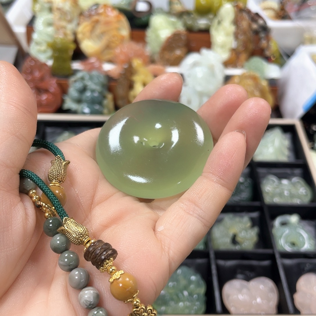 蛇纹石玉颈饰合金