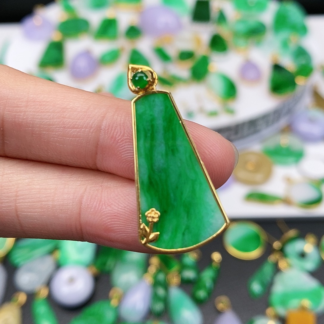 翡翠吊坠(不含链)18K金镶嵌