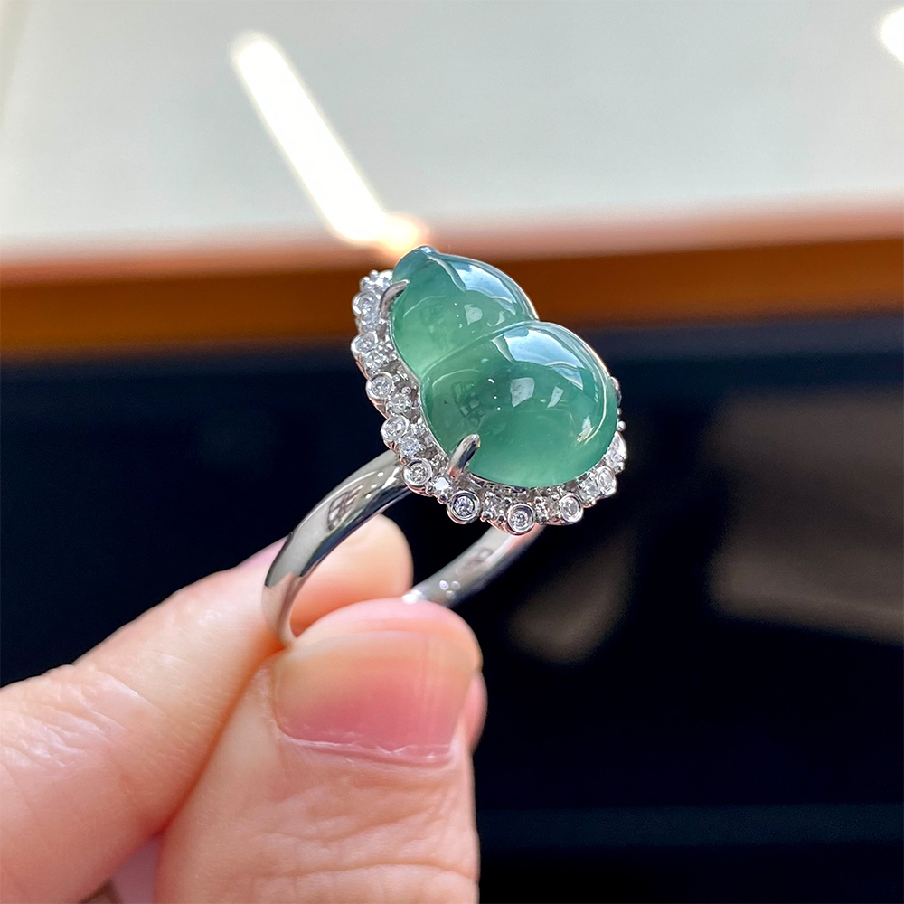 如意宝珠宝  18K金钻石围镶冰啤酒绿天然玉石翡翠葫芦戒指CR4