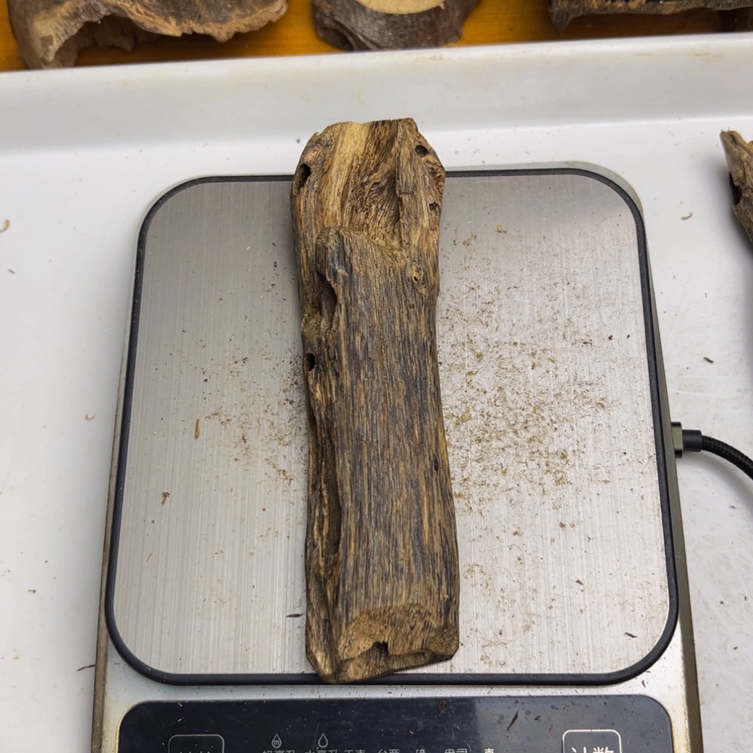 沉香碎屑沉香奇楠沉香虫漏香港5号