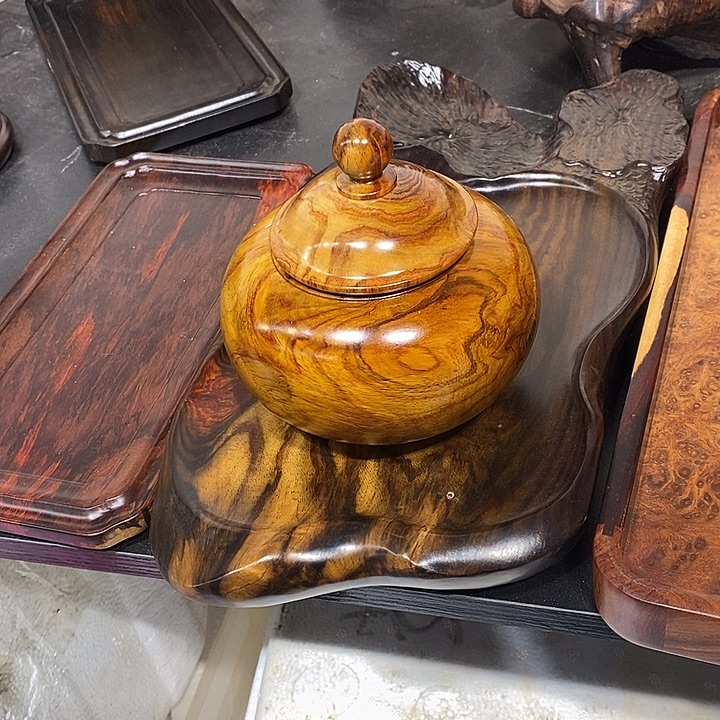 用***1黄花梨茶叶罐一个的