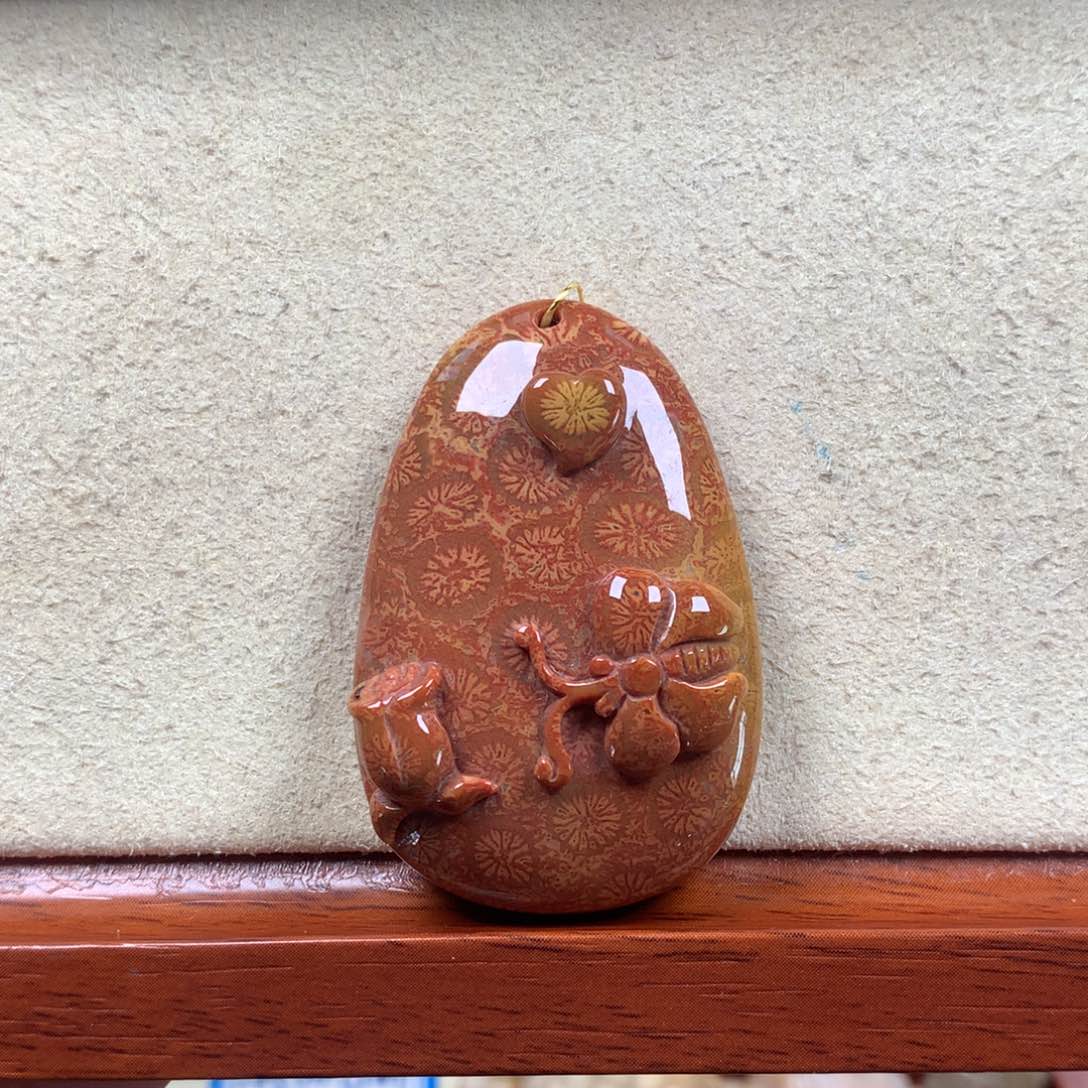 未镶嵌300/个。04硅化珊瑚（珊瑚玉）