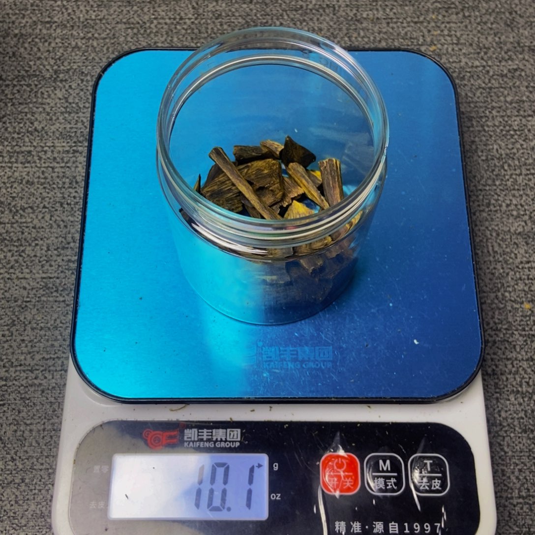 秦***韵沉香沉香碎屑棋楠金丝红油原材料老料臭臭的料子10克