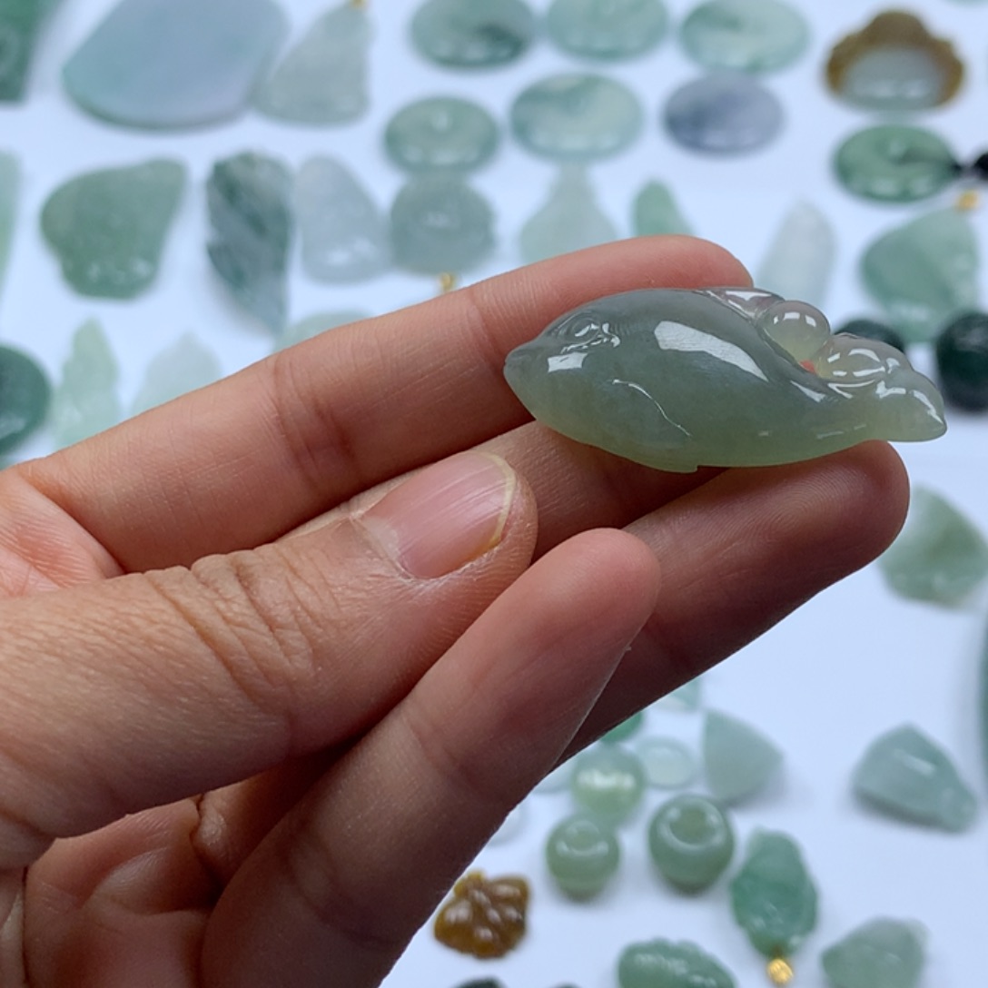 翡翠颈饰未镶嵌海豚