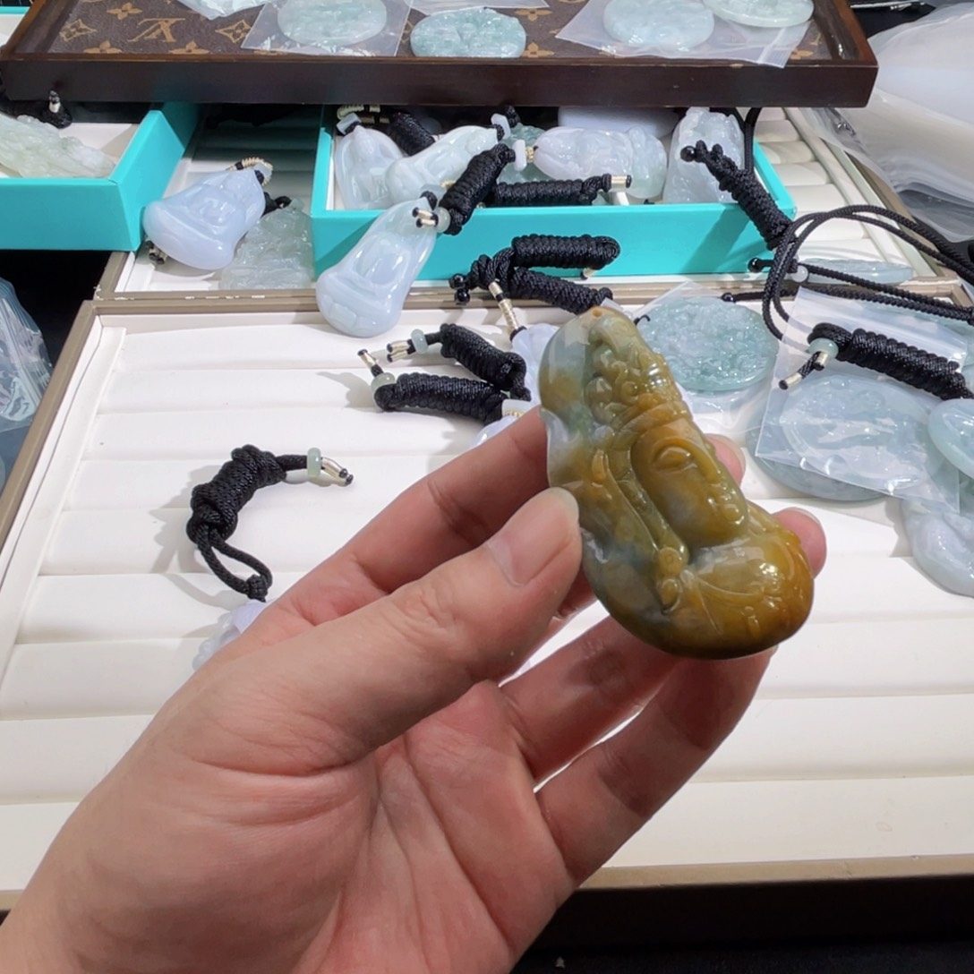 颈饰未镶嵌翡翠人****?