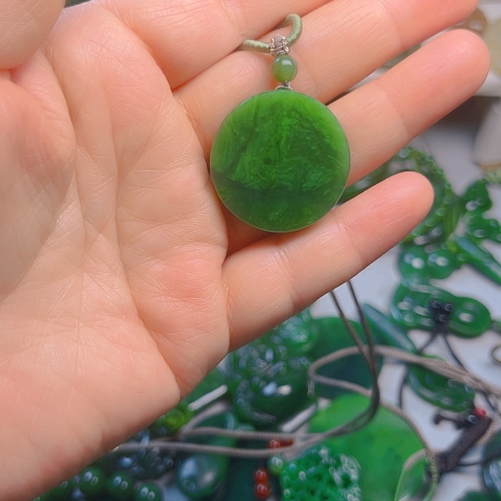 颈饰未镶嵌和田玉耐**丽