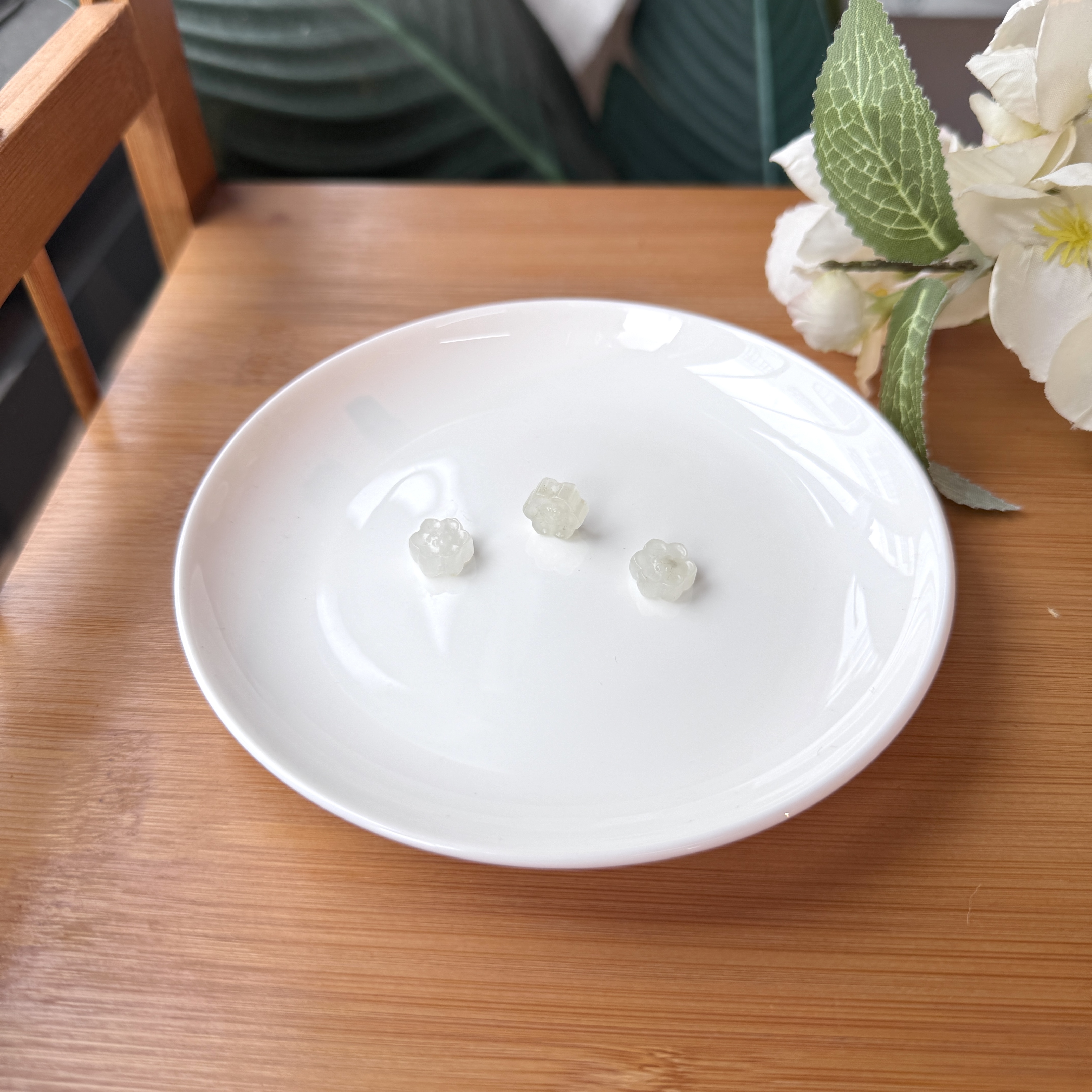 【珠宝厂长】约4*10mm青白双面梅花和田玉雕刻件 多样性发一件