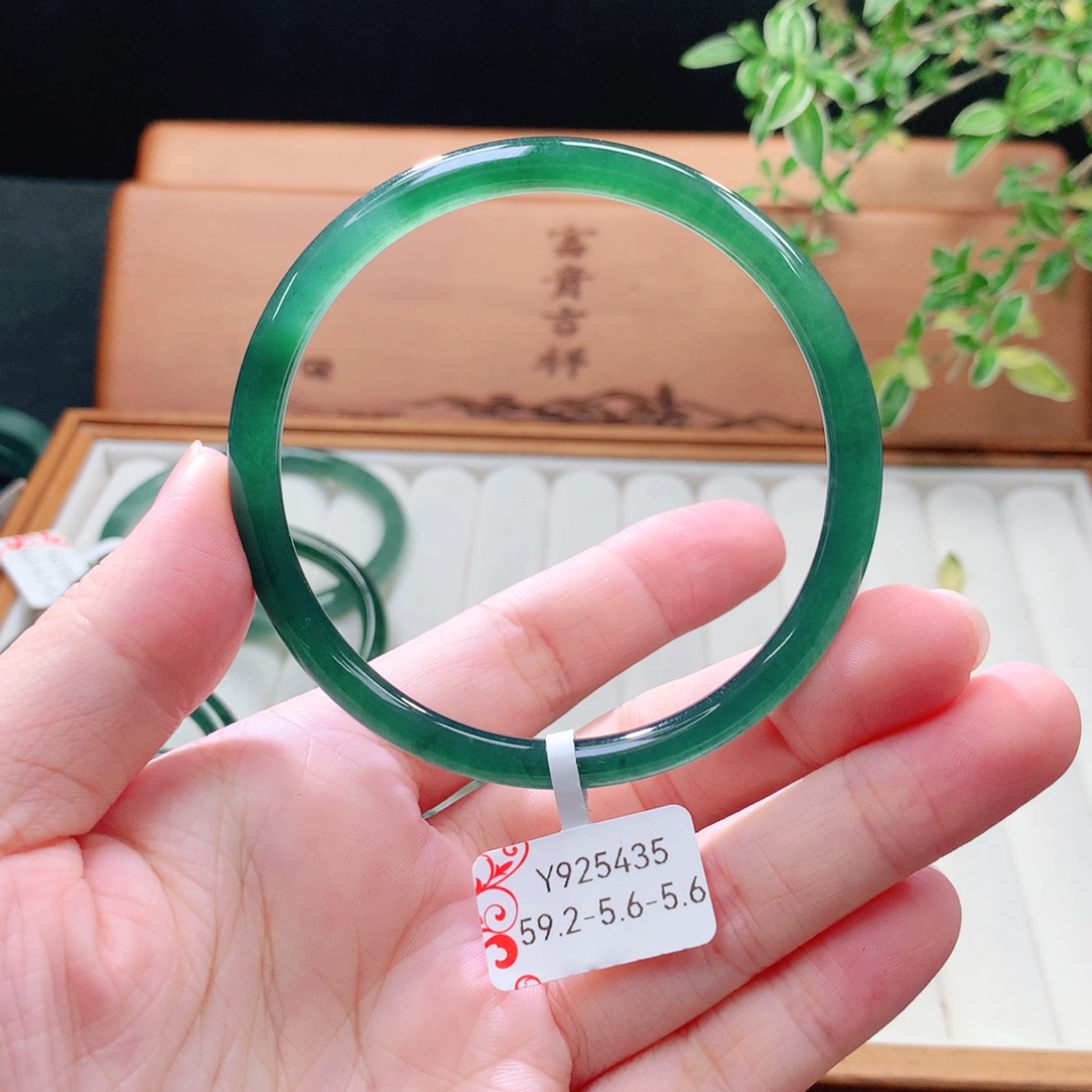 未镶嵌手镯（圆镯）翡翠