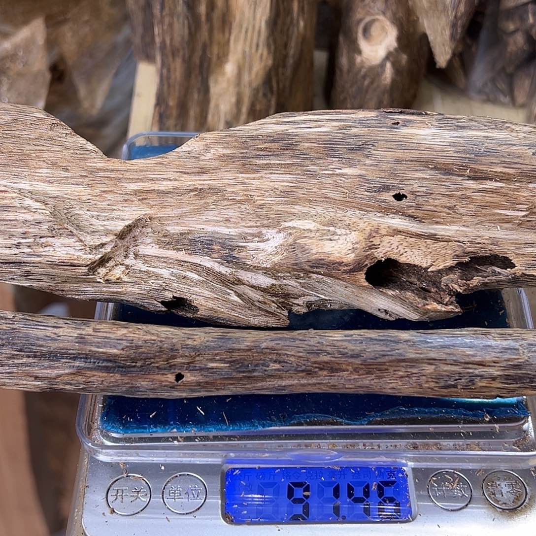 怀***璟香料绿奇楠虫漏91克白棋