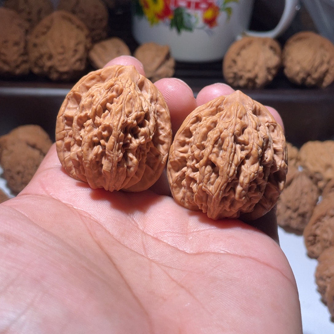 文玩核桃吊坠虎头