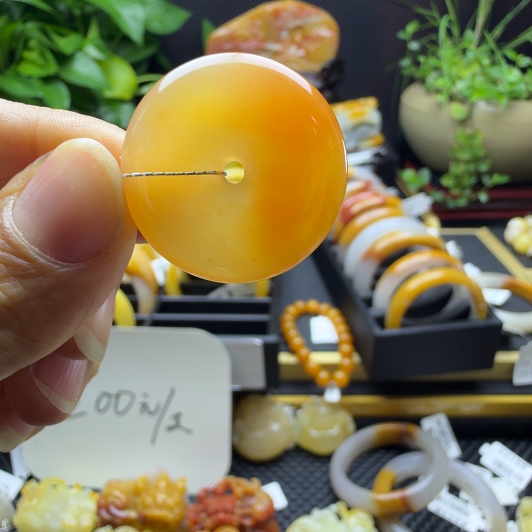 石英质玉（黄龙玉）未镶嵌颈饰