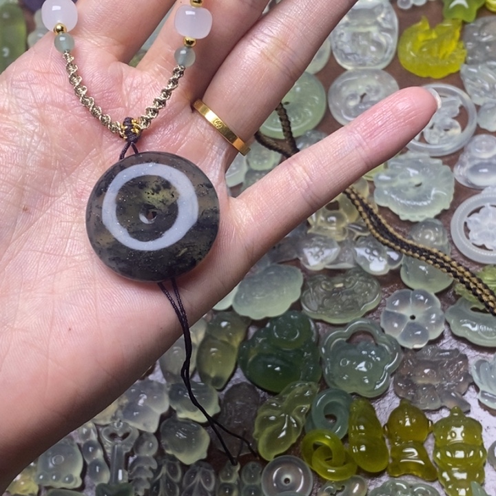 蛇纹石玉未镶嵌颈饰